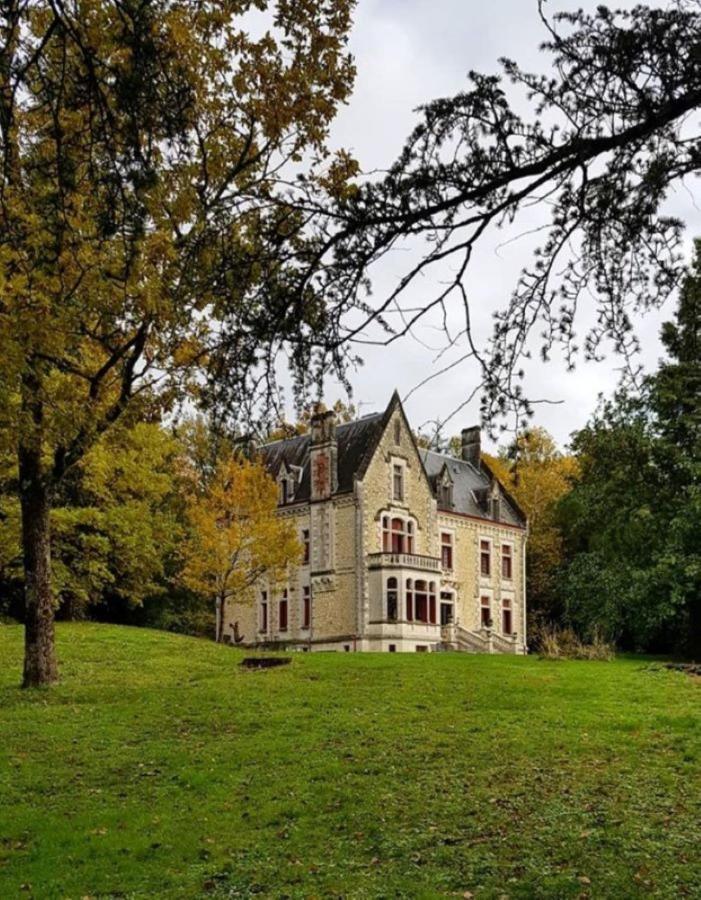 Chateau La Thuiliere Saint-Front-de-Pradoux Exterior photo
